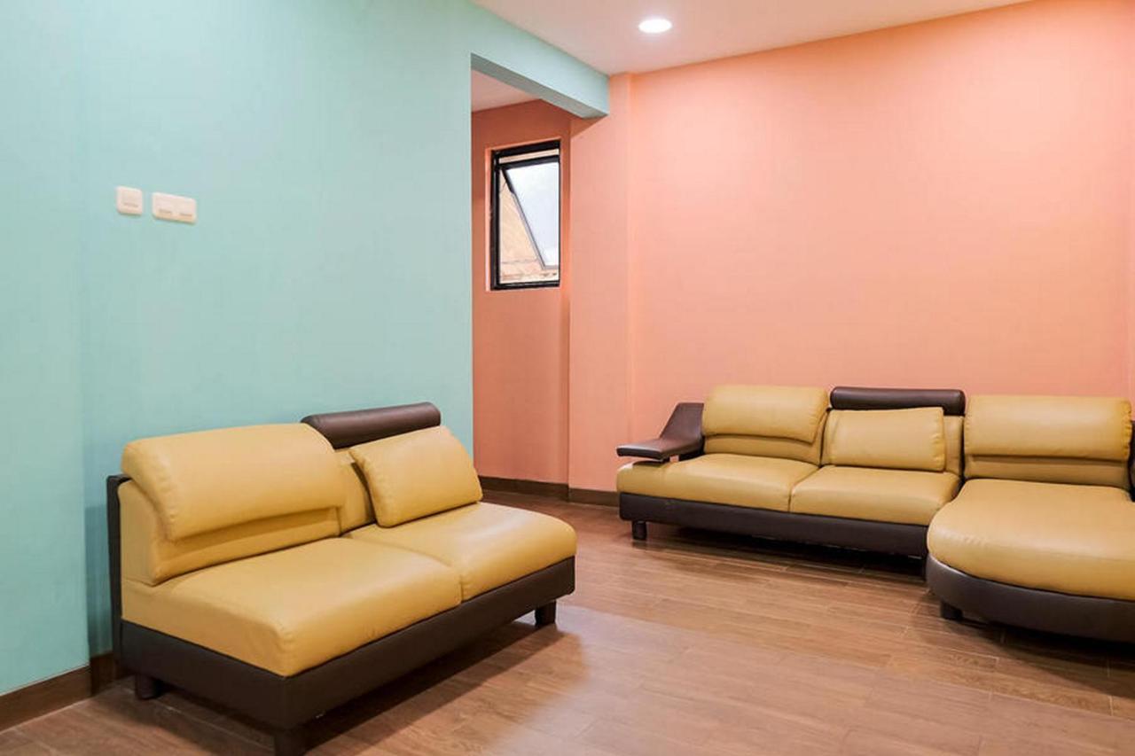 Reddoorz Plus Near Taman Anggrek Mall Jakarta Buitenkant foto