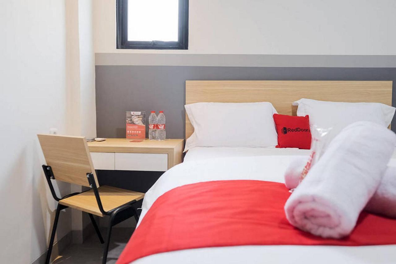 Reddoorz Plus Near Taman Anggrek Mall Jakarta Buitenkant foto