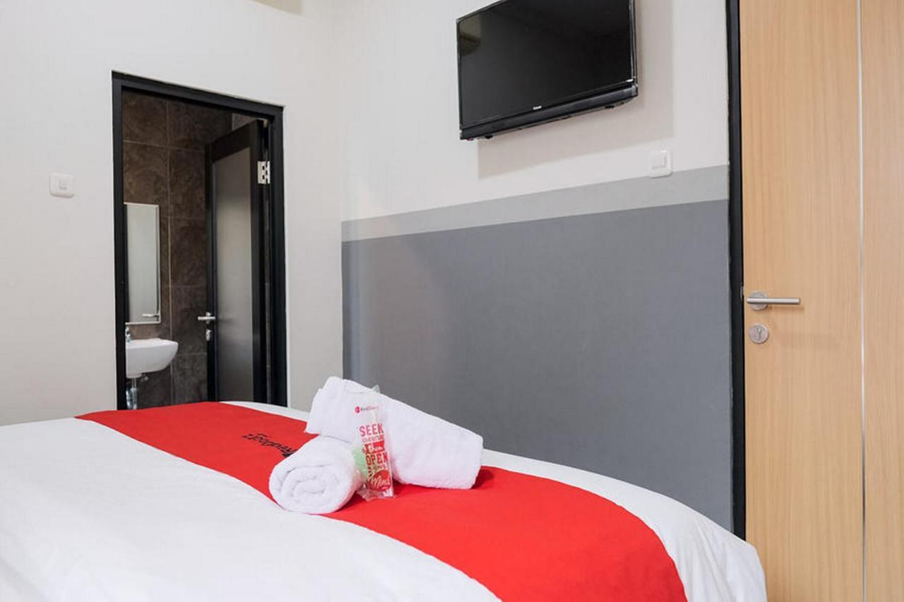Reddoorz Plus Near Taman Anggrek Mall Jakarta Buitenkant foto