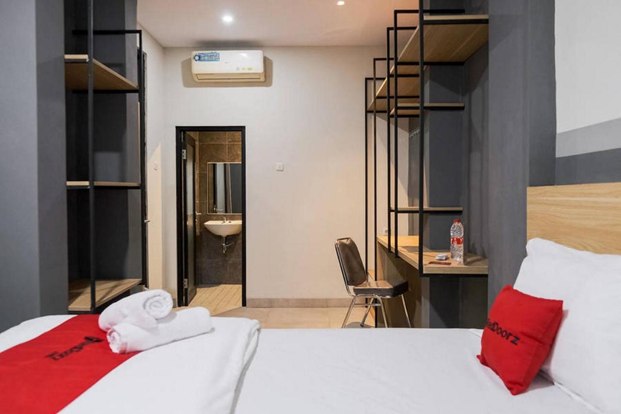 Reddoorz Plus Near Taman Anggrek Mall Jakarta Buitenkant foto