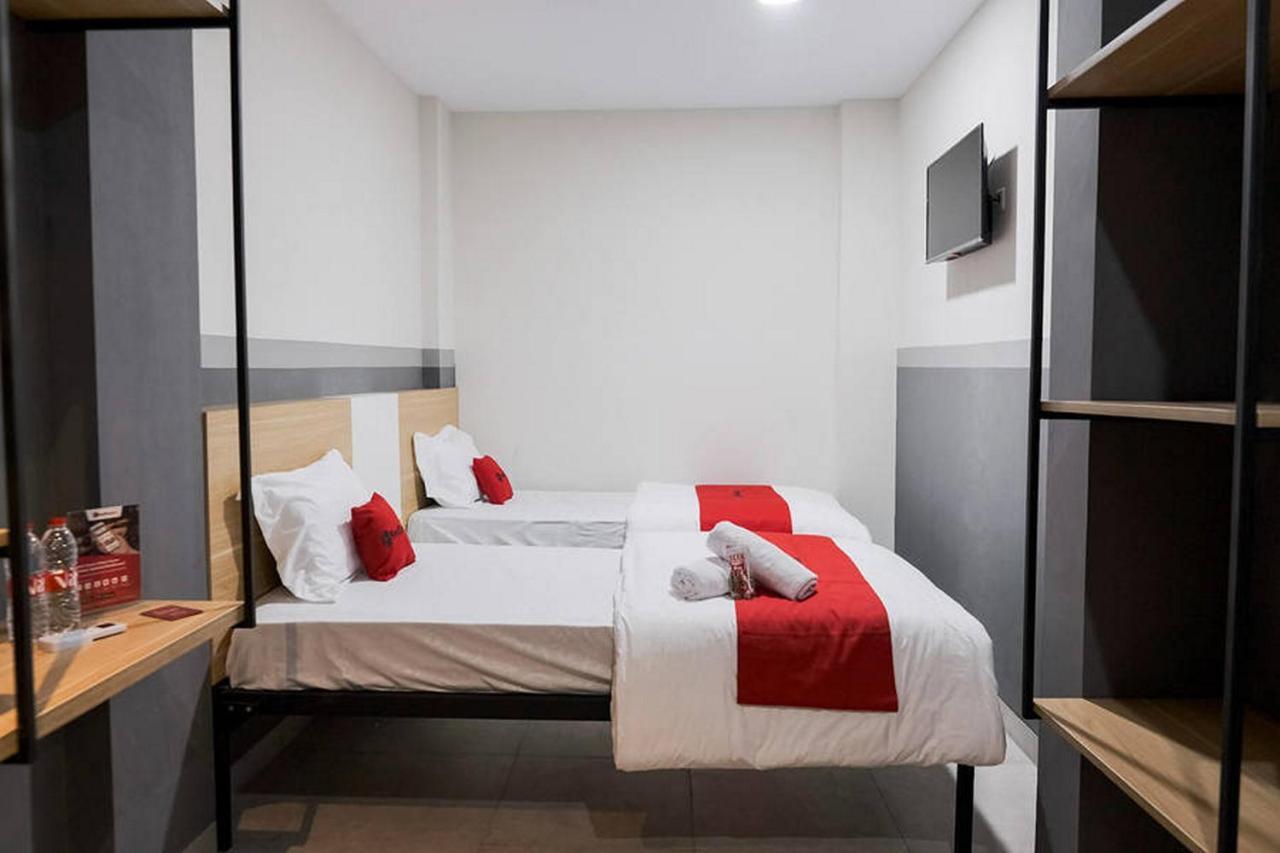 Reddoorz Plus Near Taman Anggrek Mall Jakarta Buitenkant foto