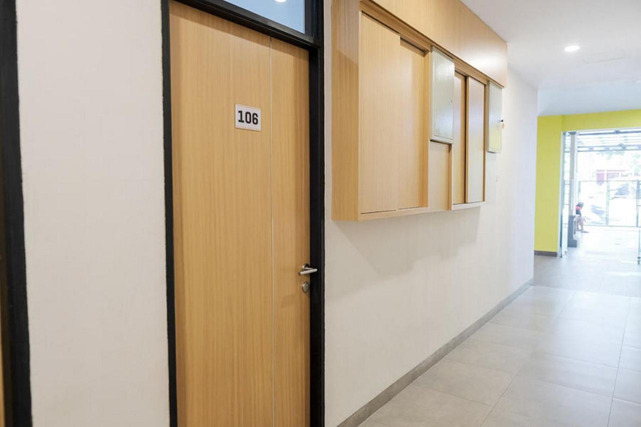 Reddoorz Plus Near Taman Anggrek Mall Jakarta Buitenkant foto